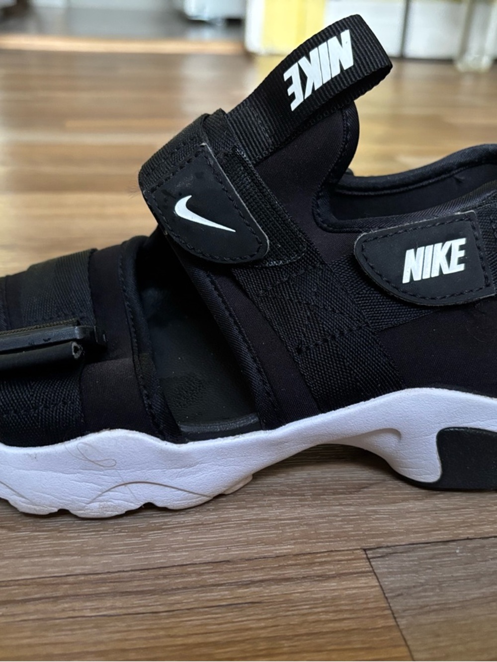 Nike Canyon Sandal NA Black White CW9704-002 Men's Size 8 Straps Athletic Swoosh